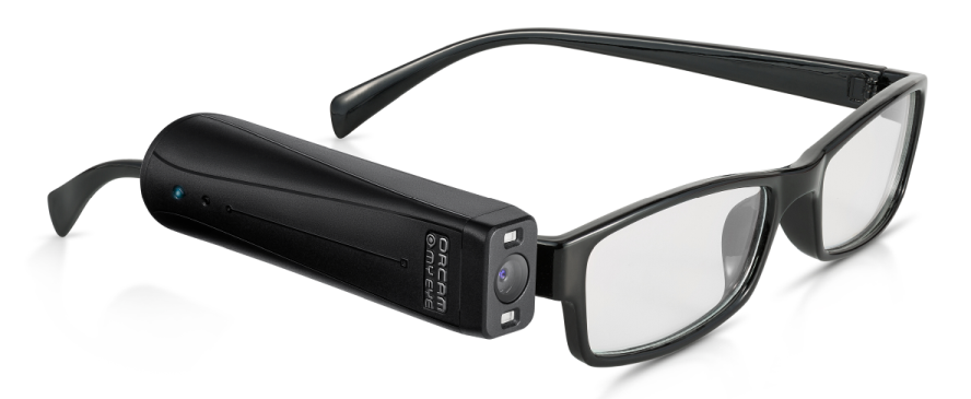 Das Bild zeigt das Vorlesesystem Orcam 2.0 an einer Brille
